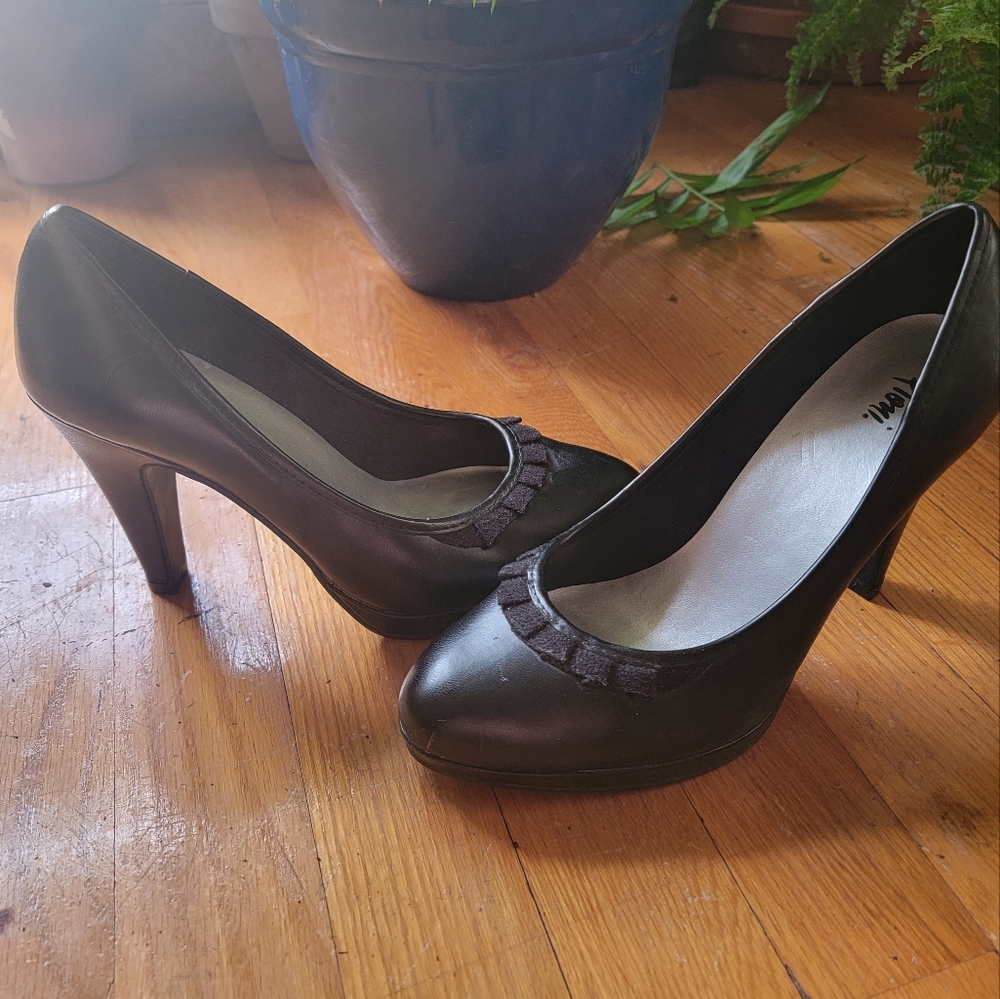 Fioni High Heels. Size 7 wide. Toe ruffle detail.